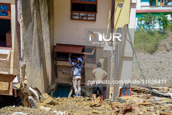 People search for their belongings in damaged houses after Nakhu River flooding in the Tikabhairab region of southern Lalitpur, Nepal, on Oc...