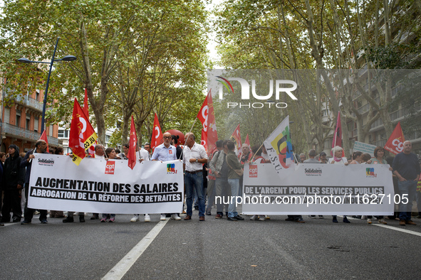 The head banner reads 'raise of salaries, withdrawal of the retirement reform' (left) and 'Money for public services, for industrial jobs'....