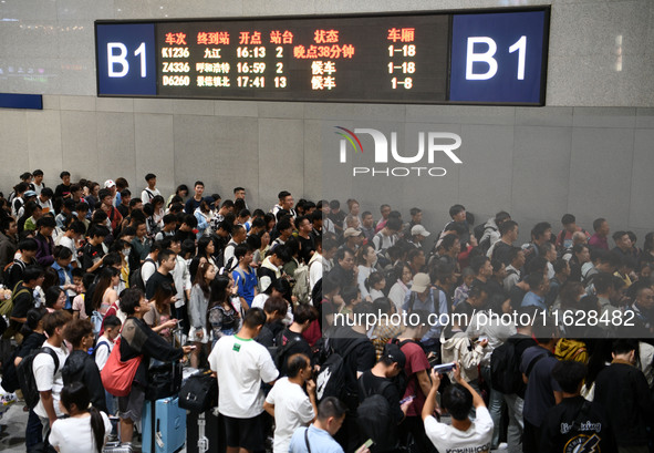 A large number of passengers wait in the waiting room of Nanchang Railway Station in Nanchang, China, on October 1, 2024. 