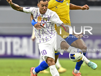 Ferjani Sassi (R) of Al Gharafa SC battles for the ball with Kaku of Al Ain FC during the AFC Champions League elite west football match bet...