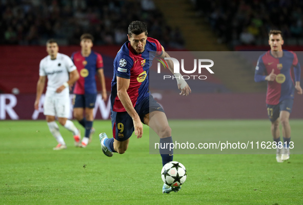 Robert Lewandowski plays during the match between FC Barcelona and BSC Young Boys in the week 2 of the League Stage of the UEFA Champions Le...