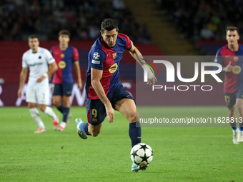 Robert Lewandowski plays during the match between FC Barcelona and BSC Young Boys in the week 2 of the League Stage of the UEFA Champions Le...