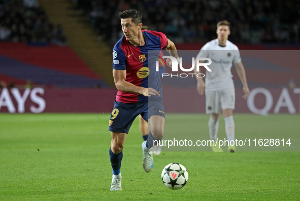 Robert Lewandowski plays during the match between FC Barcelona and BSC Young Boys in the week 2 of the League Stage of the UEFA Champions Le...