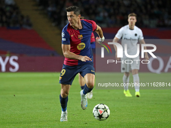 Robert Lewandowski plays during the match between FC Barcelona and BSC Young Boys in the week 2 of the League Stage of the UEFA Champions Le...