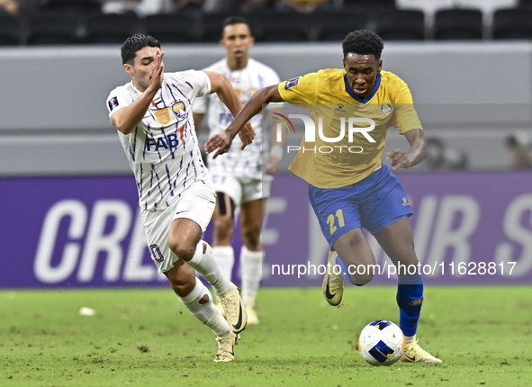 Saifeldeen Hassan Fadlalla (R) of Al Gharafa SC battles for the ball with Kaku of Al Ain FC during the AFC Champions League elite west footb...