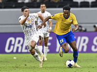 Saifeldeen Hassan Fadlalla (R) of Al Gharafa SC battles for the ball with Kaku of Al Ain FC during the AFC Champions League elite west footb...