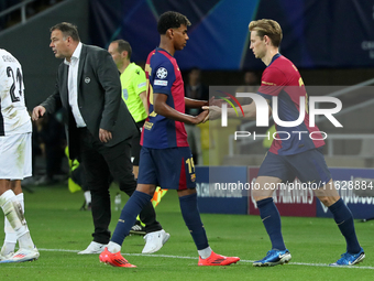 Lamine Yamal and Frenkie de Jong play during the match between FC Barcelona and BSC Young Boys in the week 2 of the League Stage of the UEFA...