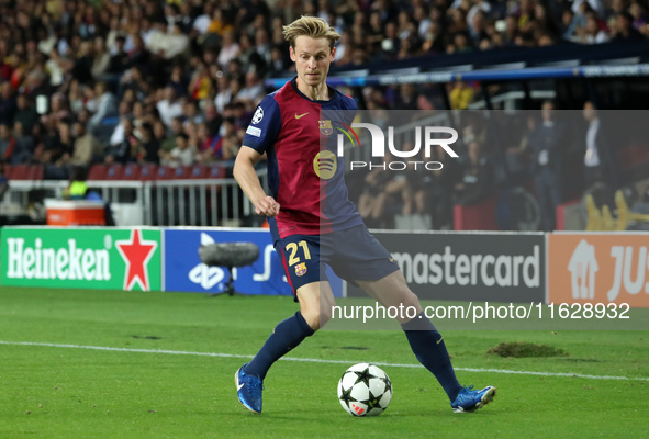 Frenkie de Jong plays during the match between FC Barcelona and BSC Young Boys in the week 2 of the League Stage of the UEFA Champions Leagu...