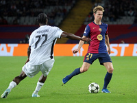 Frenkie de Jong plays during the match between FC Barcelona and BSC Young Boys in the week 2 of the League Stage of the UEFA Champions Leagu...