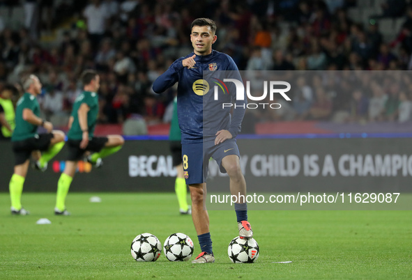 Pedri plays during the match between FC Barcelona and BSC Young Boys in the week 2 of the League Stage of the UEFA Champions League at the L...