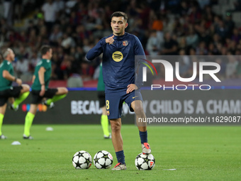 Pedri plays during the match between FC Barcelona and BSC Young Boys in the week 2 of the League Stage of the UEFA Champions League at the L...