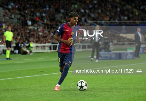 Lamine Yamal plays during the match between FC Barcelona and BSC Young Boys in the week 2 of the League Stage of the UEFA Champions League a...