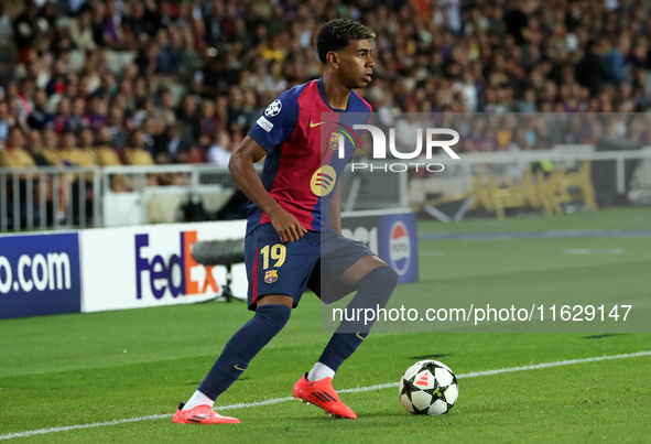 Lamine Yamal plays during the match between FC Barcelona and BSC Young Boys in the week 2 of the League Stage of the UEFA Champions League a...