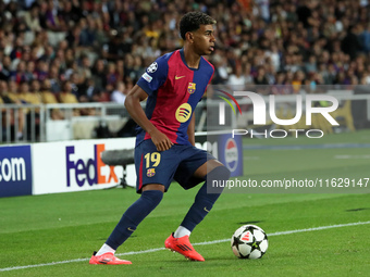 Lamine Yamal plays during the match between FC Barcelona and BSC Young Boys in the week 2 of the League Stage of the UEFA Champions League a...