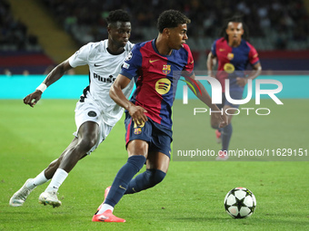 Lamine Yamal plays during the match between FC Barcelona and BSC Young Boys in the week 2 of the League Stage of the UEFA Champions League a...