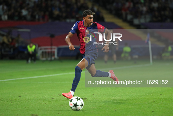 Lamine Yamal plays during the match between FC Barcelona and BSC Young Boys in the week 2 of the League Stage of the UEFA Champions League a...