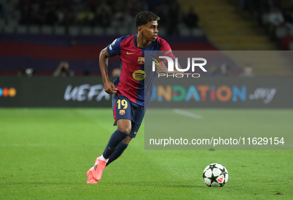 Lamine Yamal plays during the match between FC Barcelona and BSC Young Boys in the week 2 of the League Stage of the UEFA Champions League a...