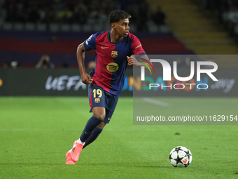 Lamine Yamal plays during the match between FC Barcelona and BSC Young Boys in the week 2 of the League Stage of the UEFA Champions League a...