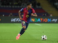 Lamine Yamal plays during the match between FC Barcelona and BSC Young Boys in the week 2 of the League Stage of the UEFA Champions League a...