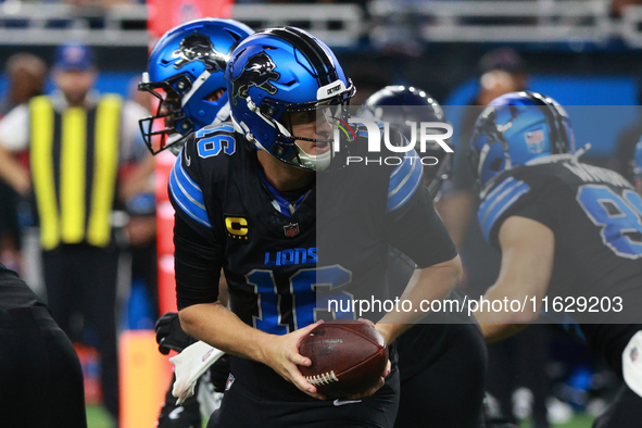 DETROIT,MICHIGAN-September 30: Detroit Lions quarterback Jared Goff (16) looks to pass during the second half of an NFL football game betwee...