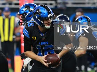 DETROIT,MICHIGAN-September 30: Detroit Lions quarterback Jared Goff (16) looks to pass during the second half of an NFL football game betwee...