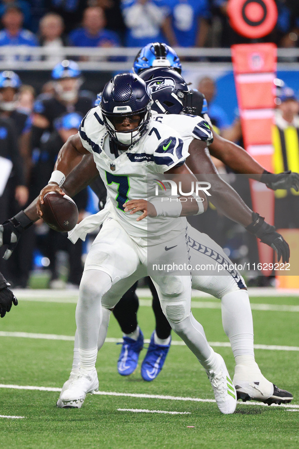 DETROIT,MICHIGAN-September 30: Seattle Seahawks quarterback Geno Smith (7) runs the ball during the first half of an NFL football game betwe...