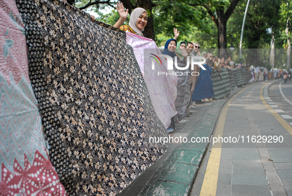 Several students and Bogor residents spread a 4-kilometer-long batik cloth along the pedestrian path, on October 2, 2024. UNESCO designated...