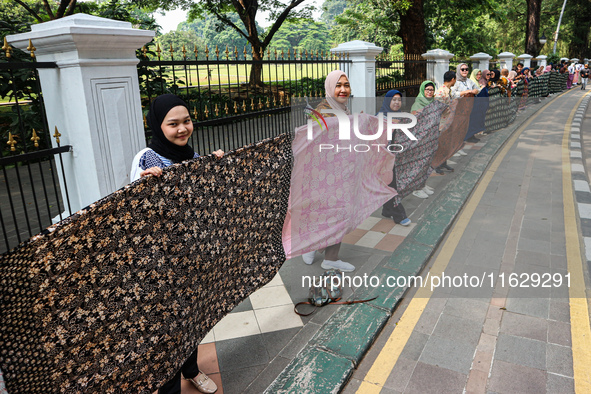 Several students and Bogor residents spread a 4-kilometer-long batik cloth along the pedestrian path, on October 2, 2024. UNESCO designated...