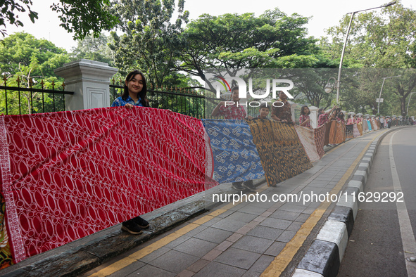 Several students and Bogor residents spread a 4-kilometer-long batik cloth along the pedestrian path, on October 2, 2024. UNESCO designated...