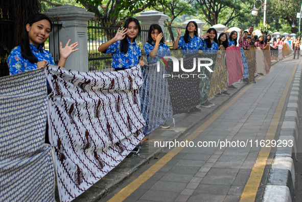 Several students and Bogor residents spread a 4-kilometer-long batik cloth along the pedestrian path, on October 2, 2024. UNESCO designated...