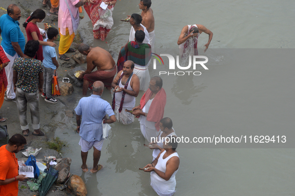 Hindu devotees perform the 'Tarpan' ritual to pay obeisance to their forefathers on the last day of 'Pitru Paksha' on the banks of the Mahan...