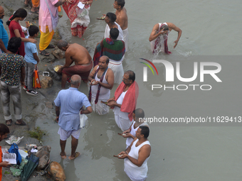 Hindu devotees perform the 'Tarpan' ritual to pay obeisance to their forefathers on the last day of 'Pitru Paksha' on the banks of the Mahan...