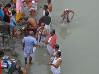 Hindu devotees perform the 'Tarpan' ritual to pay obeisance to their forefathers on the last day of 'Pitru Paksha' on the banks of the Mahan...