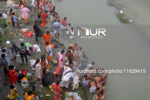 Hindu devotees perform the 'Tarpan' ritual to pay obeisance to their forefathers on the last day of 'Pitru Paksha' on the banks of the Mahan...