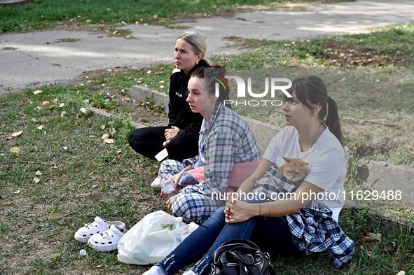 Women affected by Russian shelling are seen with their cat in Zaporizhzhia, Ukraine, on October 1, 2024. NO USE RUSSIA. NO USE BELARUS. 