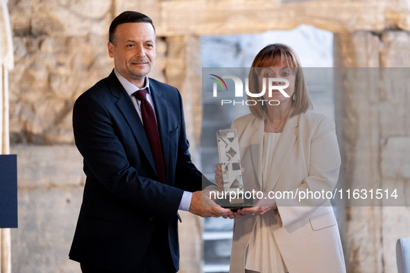 Within the framework of the Athens Democracy Forum, the President of the Hellenic Republic, Katerina Sakellaropoulou, receives the 'Athens C...