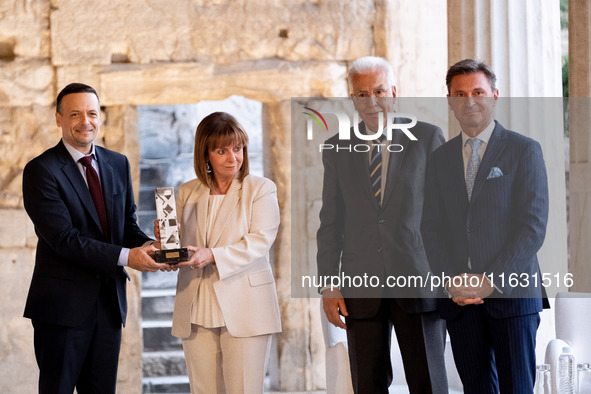 Within the framework of the Athens Democracy Forum, the President of the Hellenic Republic, Katerina Sakellaropoulou, receives the 'Athens C...