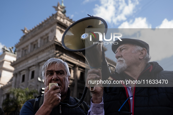 Teachers, students, unions, young people, children, and seniors gather in a heterogeneous group united by a single demand: the protest again...