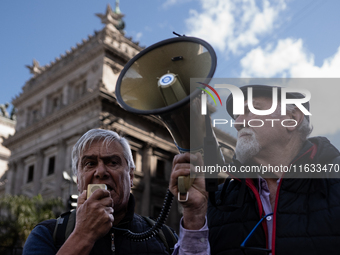 Teachers, students, unions, young people, children, and seniors gather in a heterogeneous group united by a single demand: the protest again...