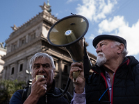 Teachers, students, unions, young people, children, and seniors gather in a heterogeneous group united by a single demand: the protest again...