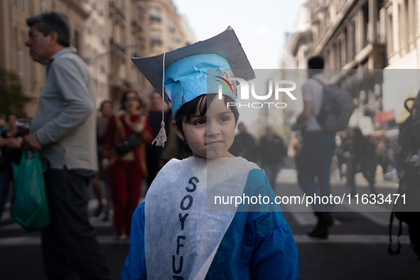 Teachers, students, unions, young people, children, and seniors gather in a heterogeneous group united by a single demand: the protest again...