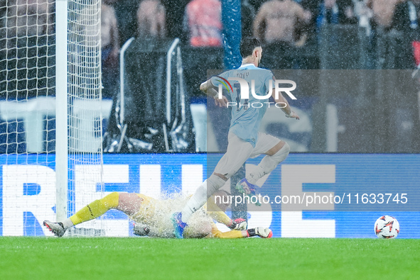 Marcin Bulka of OGC Nice commits a penalty kick foul on Taty Castellanos of SS Lazio during the UEFA Europa League 2024/25 League Phase MD2...