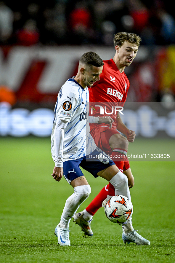 Fenerbahce midfielder Sebastian Szymanski and FC Twente midfielder Youri Regeer play during the match between Twente and Fenerbahce at the G...