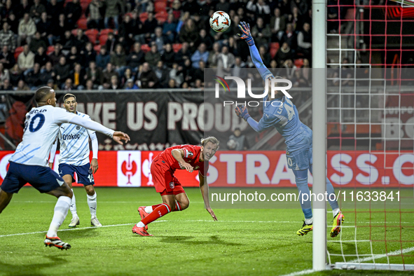 FC Twente midfielder Michel Vlap scores the 1-0 against Fenerbahce goalkeeper Dominik Livakovic during the match between Twente and Fenerbah...