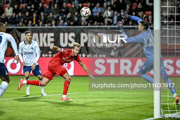 FC Twente midfielder Michel Vlap scores the 1-0 against Fenerbahce goalkeeper Dominik Livakovic during the match between Twente and Fenerbah...