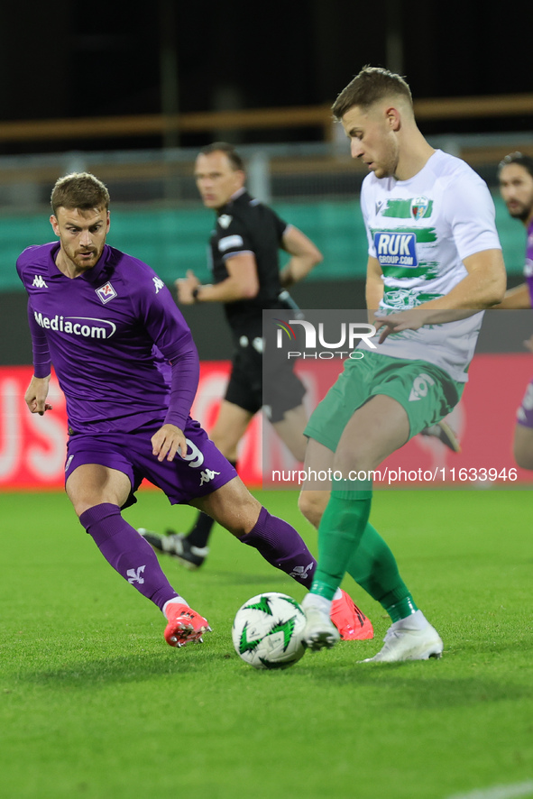 Lucas Beltran of ACF Fiorentina and Jack Bodenham of The New Saints ,battle for the ball during  the Conference League match between ACF Fio...