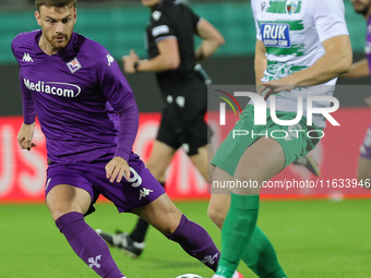 Lucas Beltran of ACF Fiorentina and Jack Bodenham of The New Saints ,battle for the ball during  the Conference League match between ACF Fio...