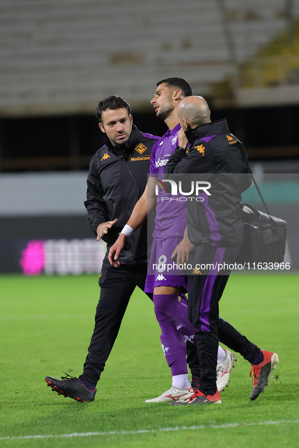 Rolando Mandragora leaves the pitch supported by masseurs during the Conference League match between ACF Fiorentina and The New Saints, on O...