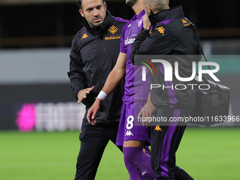 Rolando Mandragora leaves the pitch supported by masseurs during the Conference League match between ACF Fiorentina and The New Saints, on O...