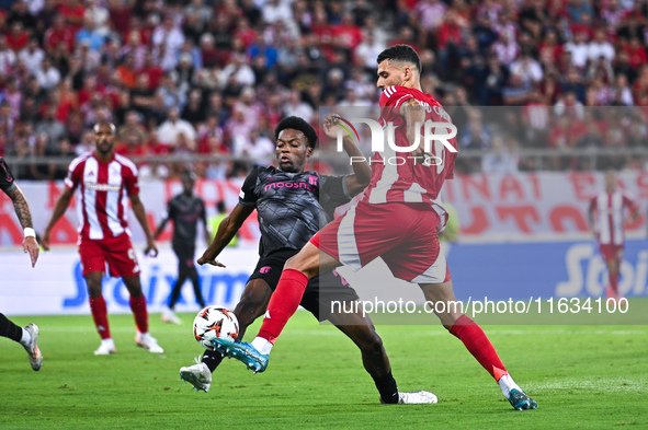 Jean-Baptiste Gorby of SC Braga competes with David Carmo of Olympiacos FC during the Europa League, Matchday 2 match between Olympiacos FC...